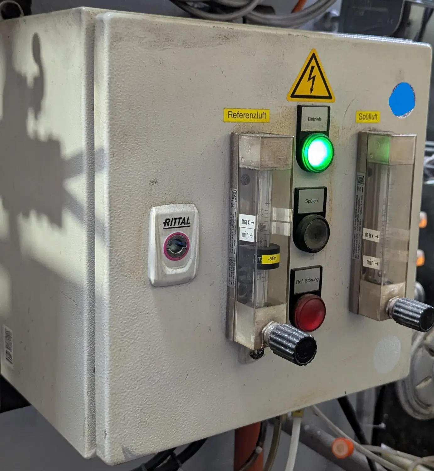 Ein Rittal-Bedienfeld, Teil eines größeren Systems, das von Härterei Service Dirk Gieselmann in industriellen Umgebungen eingesetzt wird.